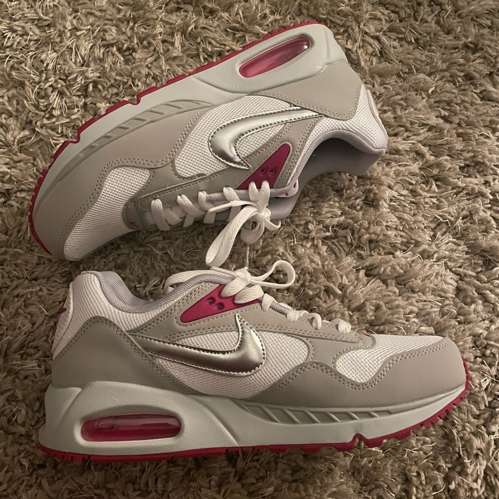 Brand new , never worn before , nike shoes !!